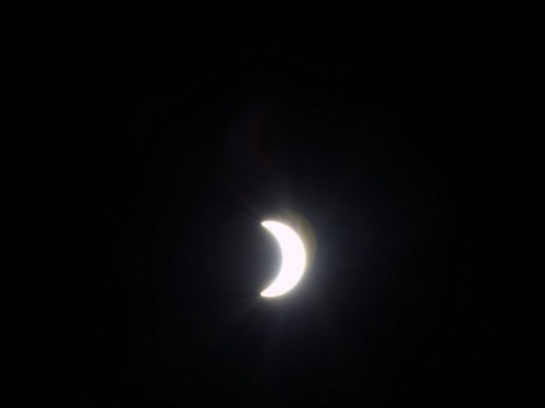 Peut-on voir l'éclipse depuis la Station spatiale internationale ? La réponse est oui : voyez l'image prise, depuis le hublot de l'ISS, par l'astronaute de l'ESA Samantha Cristoforetti.